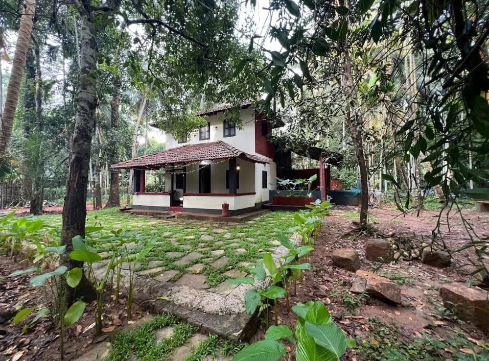 Traditional house with Pool for Pre-Wedding Shoots in malappuram